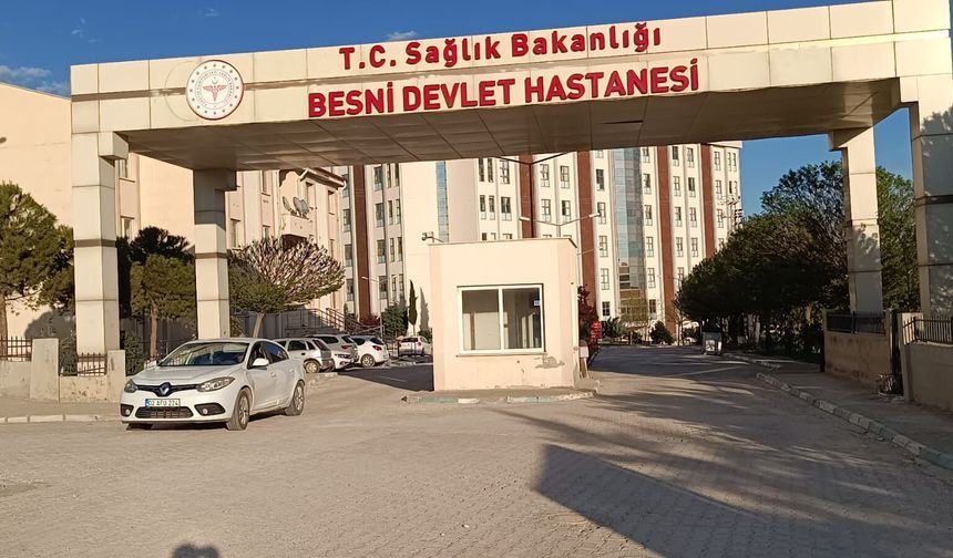 Otomobil ile hafriyat kamyonu çarpıştı