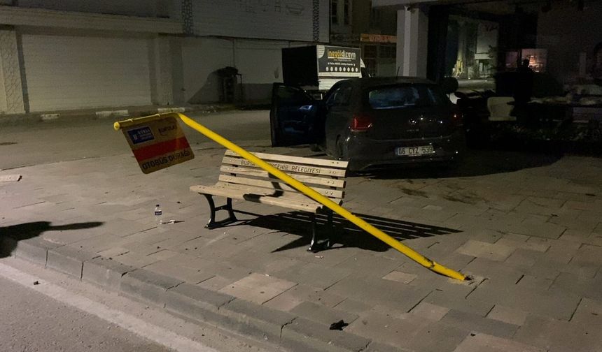 Otomobil kaldırıma çıktı, sürücü yaralandı!