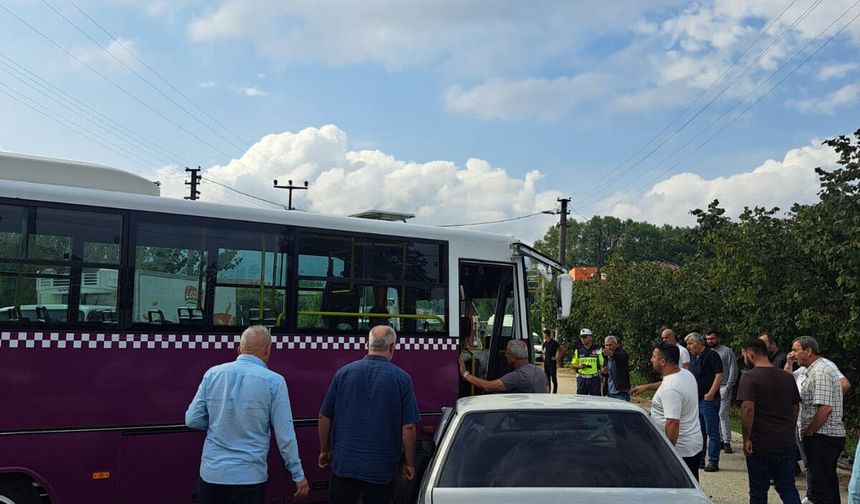 Özel halk otobüsü ile otomobil kafa kafaya çarpıştı