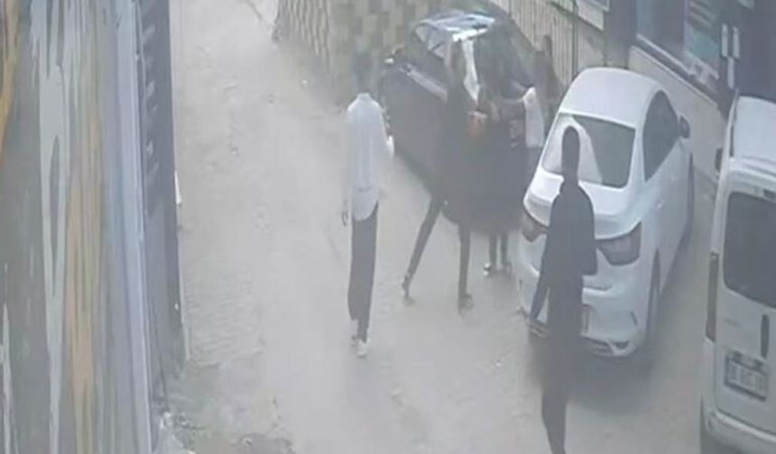 Sevgilisini darbederken araya giren kişiyi bıçakladı!