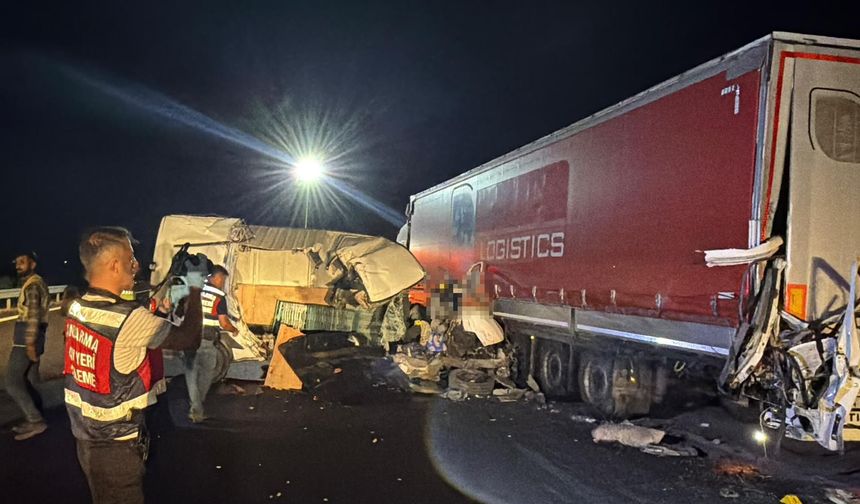 Tekirdağ'da minibüs, TIR'a arkadan çarptı