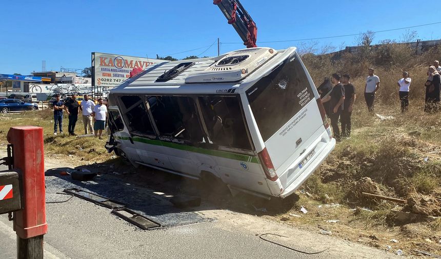 Yolcu Minibüsü Elektrik Direğine Çarptı