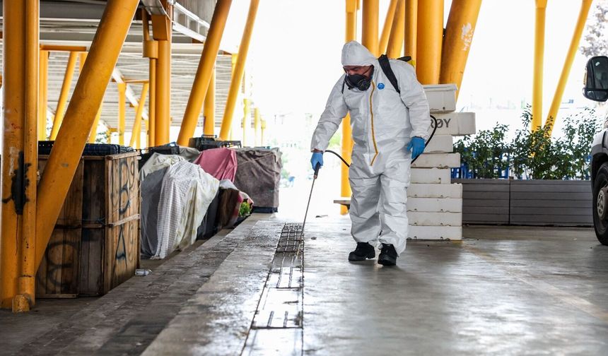 Çankaya'nın Pazarlarında Hijyen Mesaisi: Ekipler Tek Tek Dezenfekte Ediyor