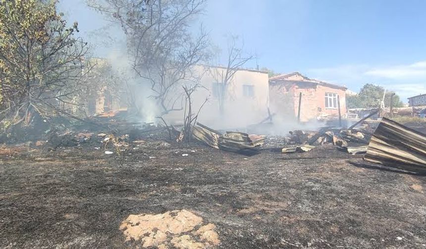 Edirne’de Ot Yangını Paniğe Neden Oldu: Evler Boşaltıldı