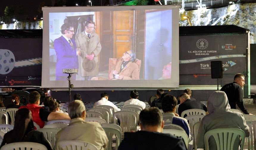 Keçiören'de Yeşilçam Nostaljisi: Hababam Sınıfı Açık Havada İzleyiciyle Buluştu