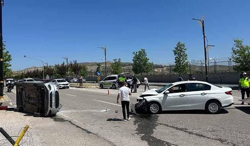 Sivas'ta Otomobil TIR'a Arkadan Çarptı: 2'si Çocuk 6 Yaralı