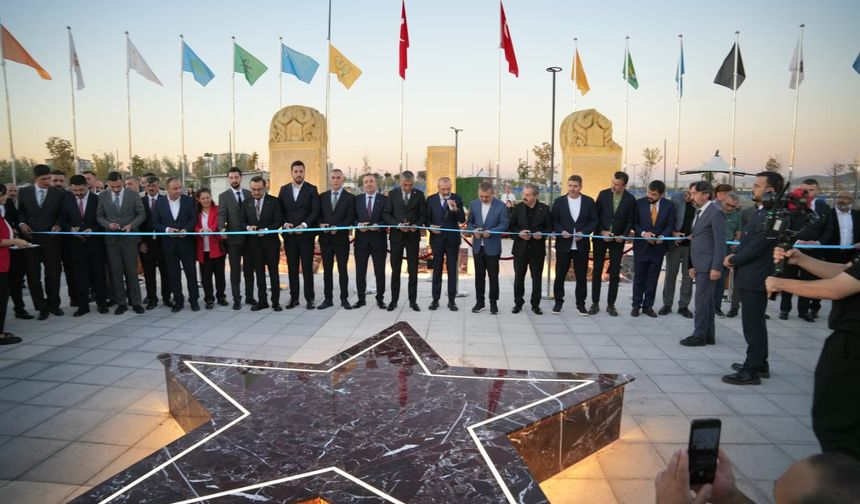 Sincan’da Türk Dünyası Festivali: Orhun Kitabeleri’nin temsili anıtı açıldı