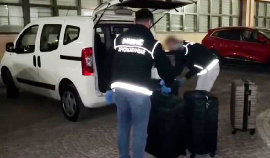 Afyonkarahisar’da Uyuşturucu Operasyonu: Otomobilden 76 Bin Sentetik Ecza Çıktı