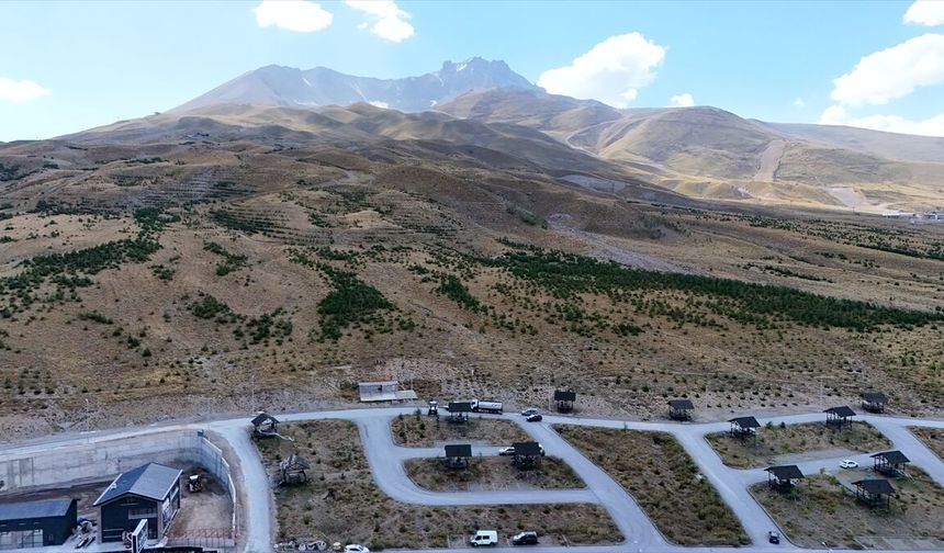 Erciyes Dağı eteklerinde ağaçlandırma çalışması
