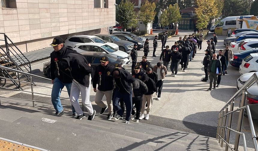 Eskişehir'de fuhuş operasyonu, 19 kişi yakalandı!