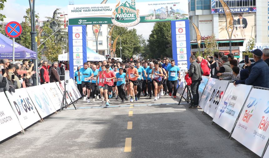Niğde'de Ömer Halisdemir anısına yarı maraton düzenlendi