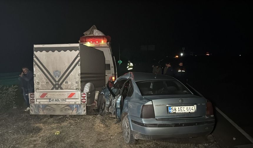 Sivas'ta otomobil ve minibüs çarpıştı