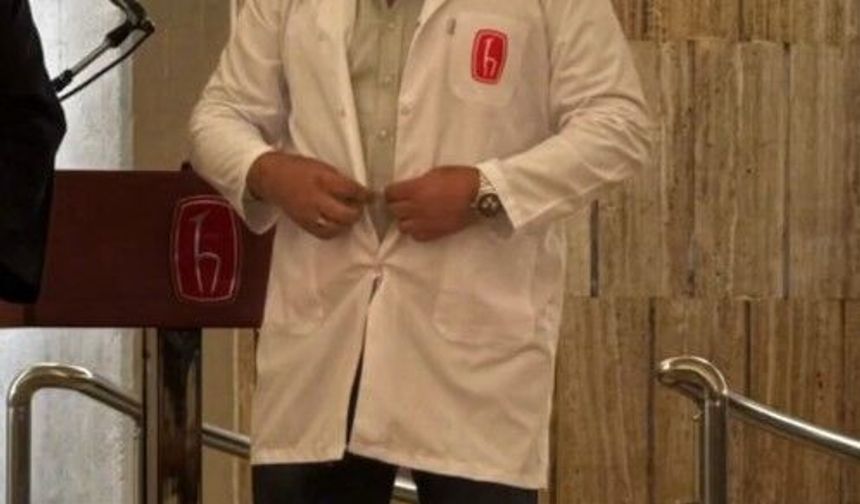 60 yaşında yeniden tıp fakültesine döndü! Beyaz önlüğünü doktor oğlu giydirdi