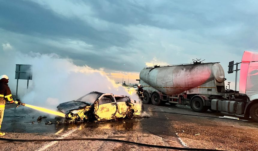Adana’da Feci Kaza! TIR’a Çarpan Otomobil Alev Aldı