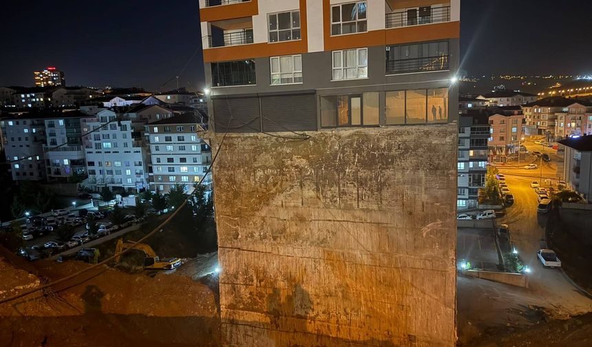 Ankara Mamak'ta istinat duvarı çöken binanın temeli açığa çıktı
