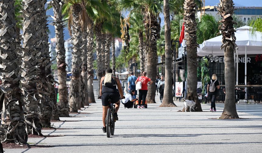Antalya'da sağanak sonrası güneş açtı, sahiller doldu