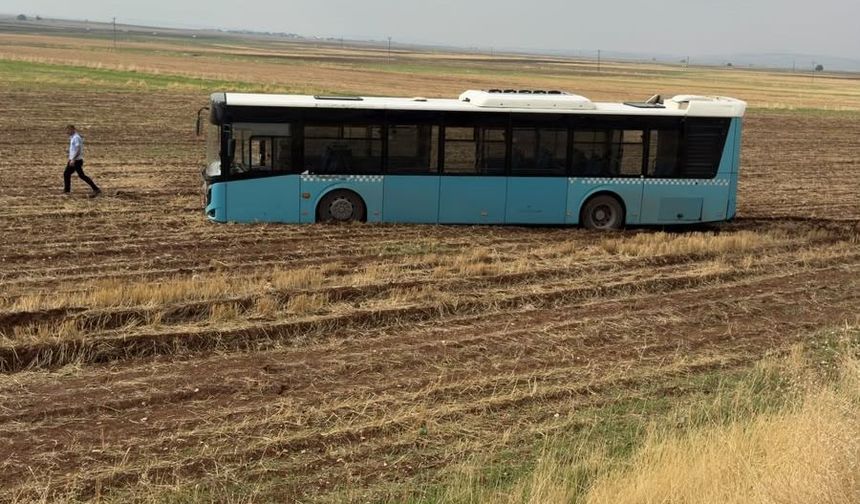 Diyarbakır’da Belediye Otobüsü Tarlaya Girdi! İçinde 20 Yolcu Vardı