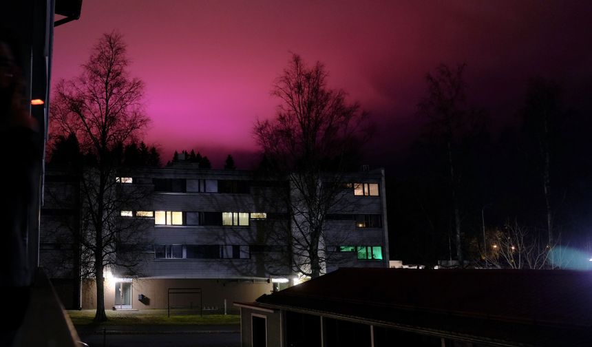 Finlandiya’da kuzey ışıkları görsel şölen sundu: Nadir görülen kırmızı aurora da görüntülendi
