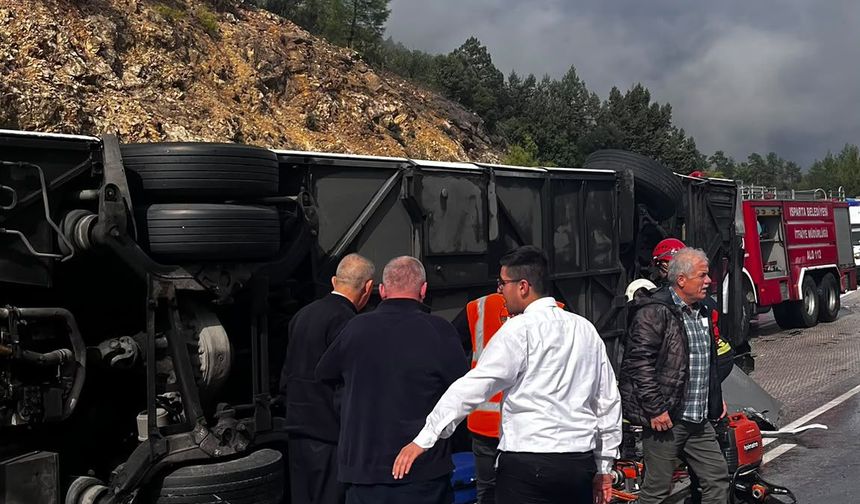 Isparta-Antalya yolunda otobüs devrildi: Ölü ve yaralılar var!