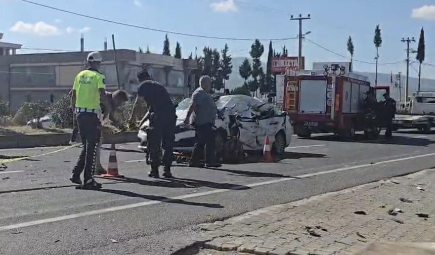 Kamyonet ile otomobil çarpıştı