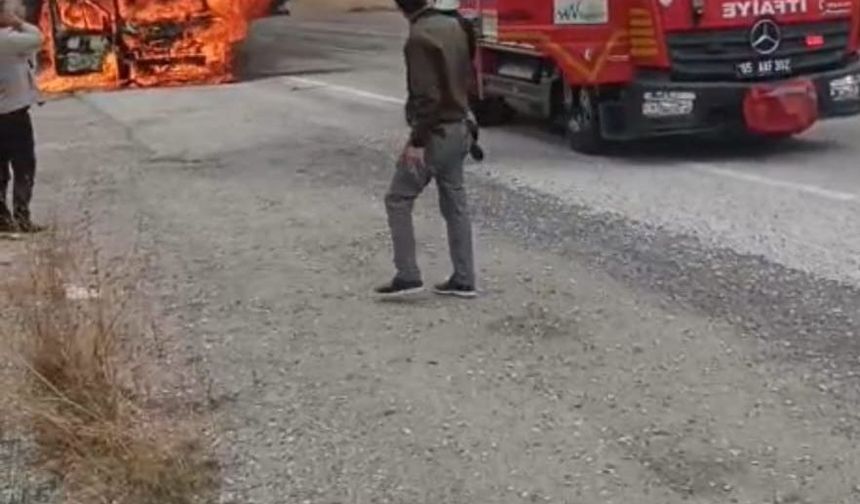 Kamyonet seyir halindeyken alev aldı!