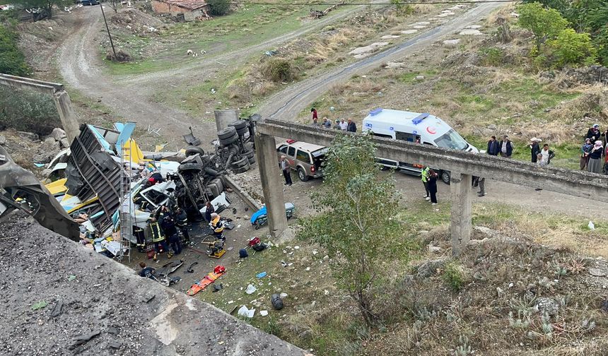 Kastamonu'da kargo kamyonu köprüden düştü: 2 kişi yaralandı