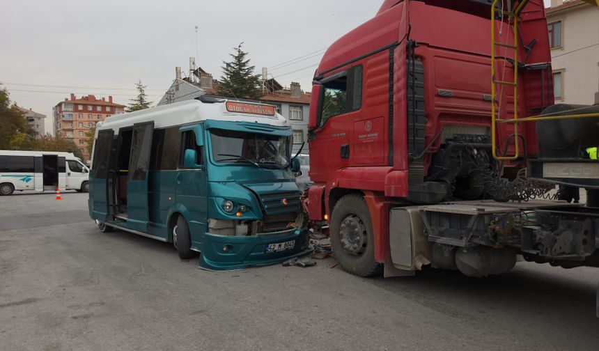 Konya’da hafriyat kamyonu ile minibüs çarpıştı!