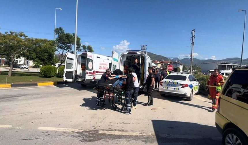 Otomobille minibüsün çarpıştı