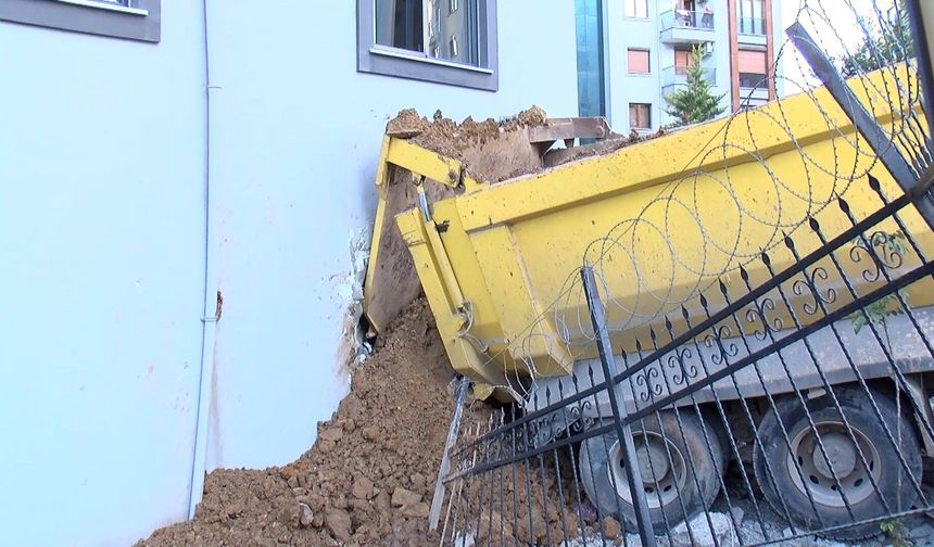 Pendik'te Freni Boşalan Hafriyat Kamyonu 6 Katlı Binaya Girdi