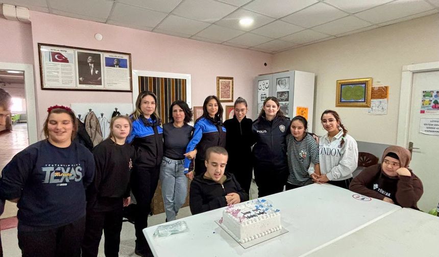 Polisten özel gereksinimli öğrencilere doğum günü sürprizi