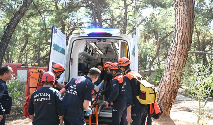 Şelalede gezerken 6 metreden düştü