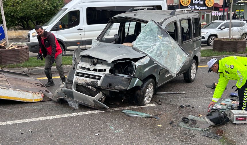 Sivas’ta Sağanak Kazayı Beraberinde Getirdi: Araç Devrildi, 4 Yaralı!