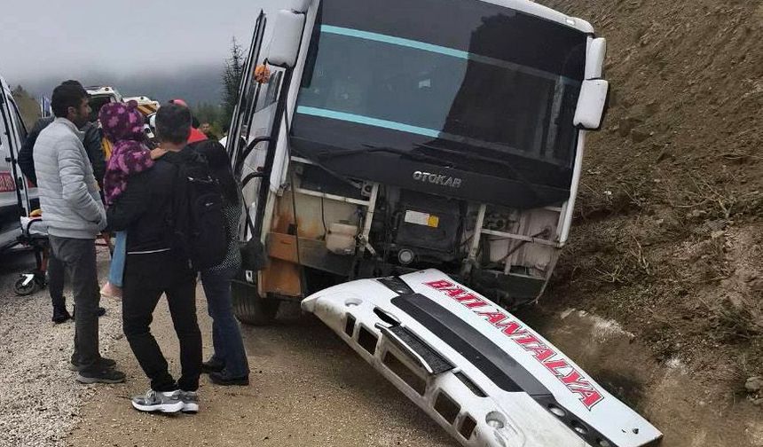 Yolcu midibüsü şarampole düştü
