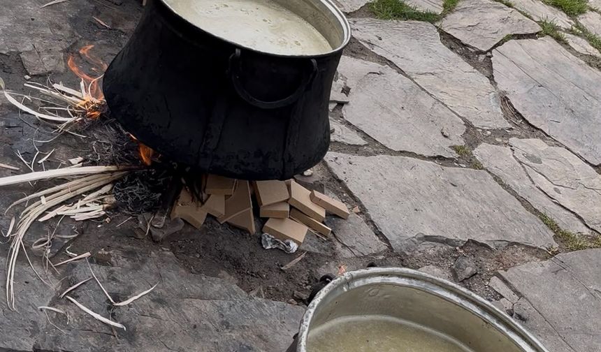 Ankara’da köy geleneği sürüyor: Üzüm pekmezleri hazırlandı