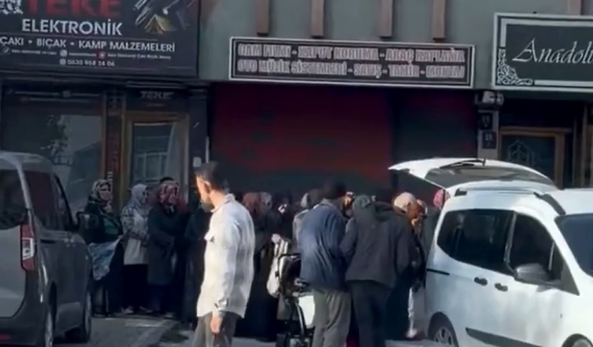 Ankara’da ekmek kuyruğu: Yaşlısı, çocuğu herkes sırada
