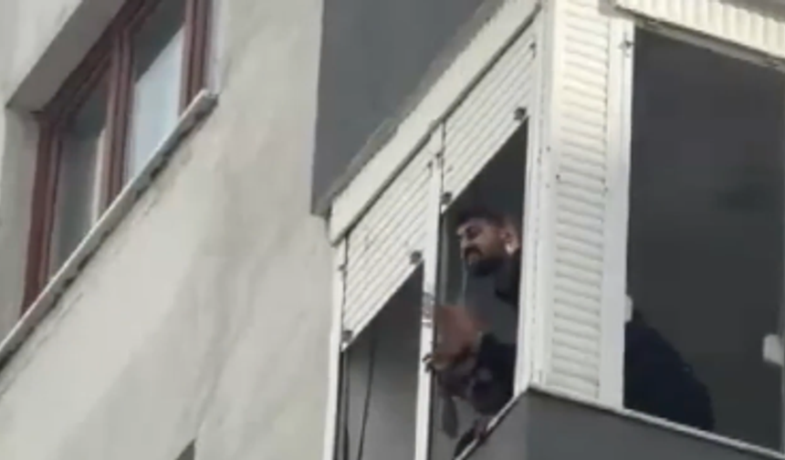 Kadıköy’de 8 katlı binada yangın; Mahsur kalanlar var!