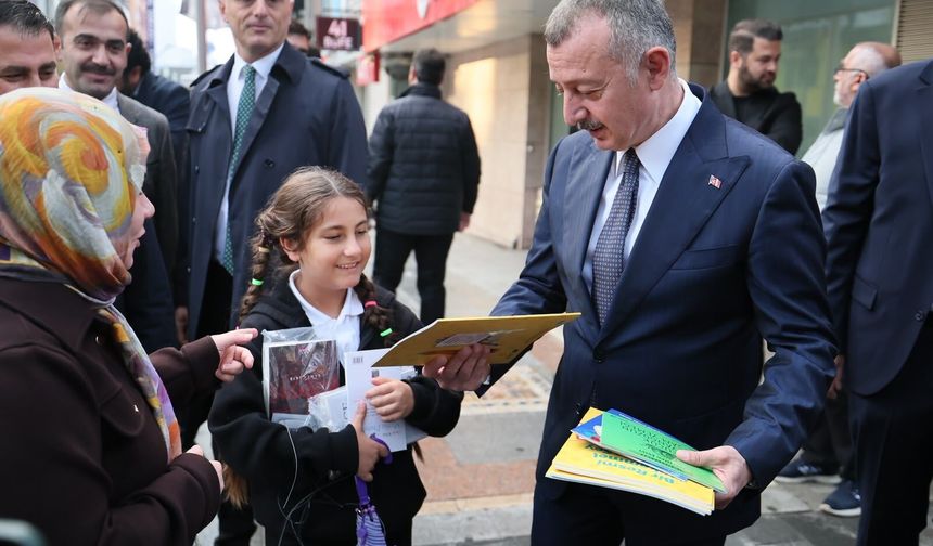 Kocaeli'de kitaplar ağaçlarda açtı: 5 bin kitap dakikalar içinde toplandı