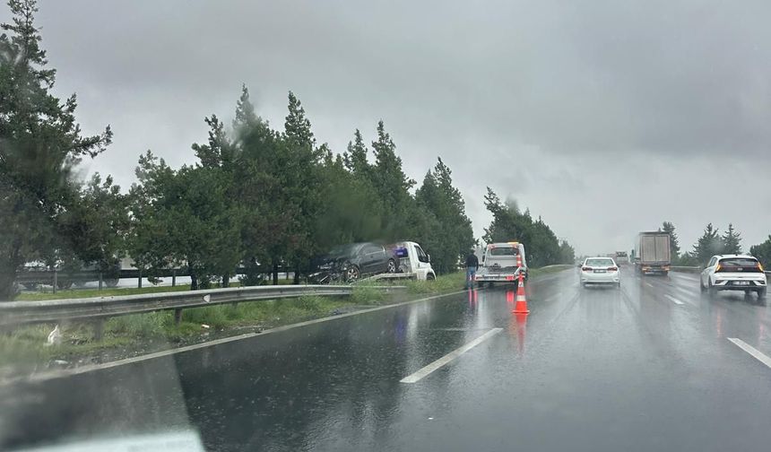 Adana-Ceyhan otoyolunda yağmur kazası!
