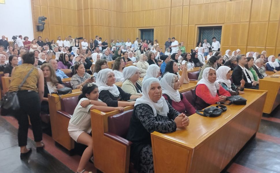 Dem Milletvekilleri yerini kadınlara verdi!
