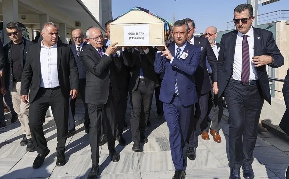 ÖZGÜR ÖZEL, KILIÇDAROĞLU İLE CENAZEDE BİRARAYA GELDİ