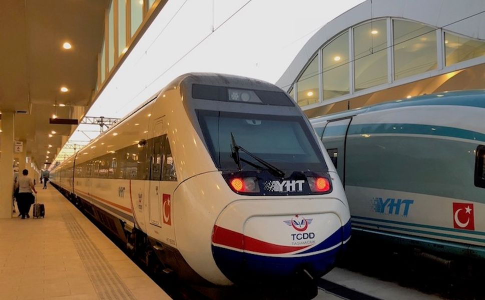 Yüksek Hızlı Tren, Vatandaşı Raydan Çıkardı!