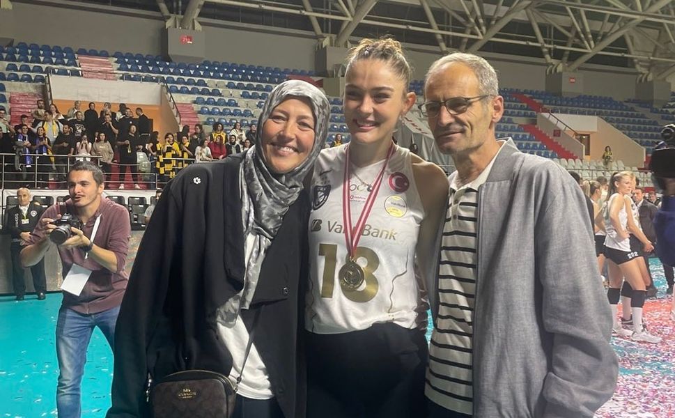 Böyle Anne Babanın Böyle Kızı Olur!