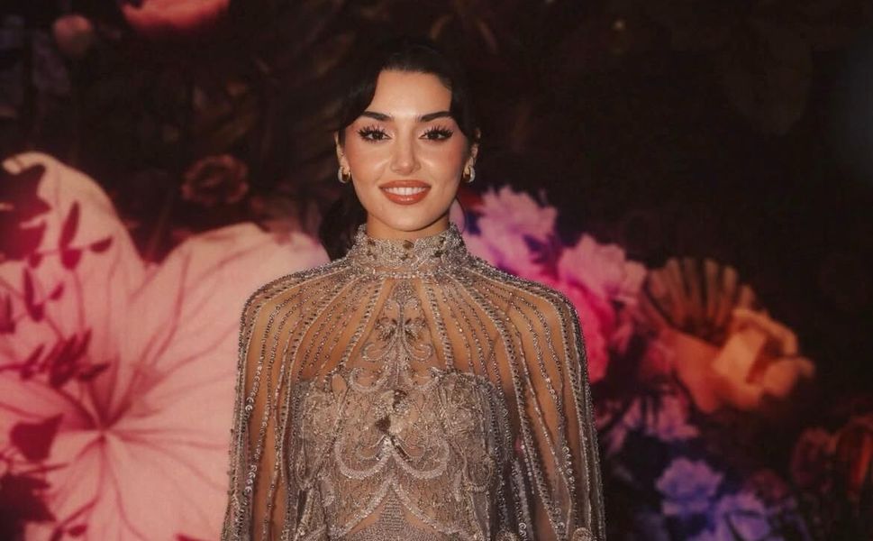 Hande Erçel’in Joy Awards Tarzı ve Paris Hilton Etkileşimi Olay Oldu