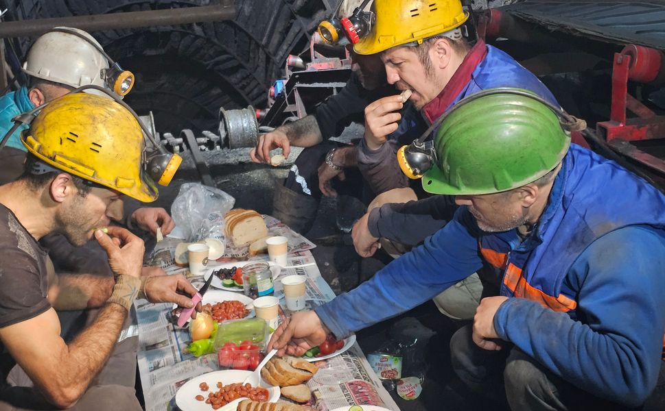 Zonguldak'ta madenciler, ilk sahurunu yeraltında yaptı!