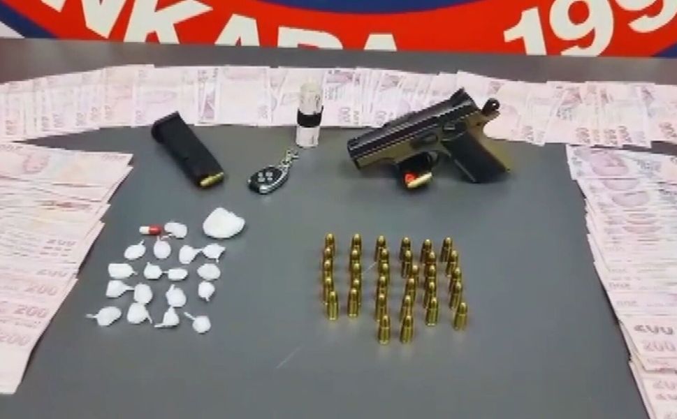 Başkentte Araçta Silah ve Uyuşturucu Ele Geçirildi
