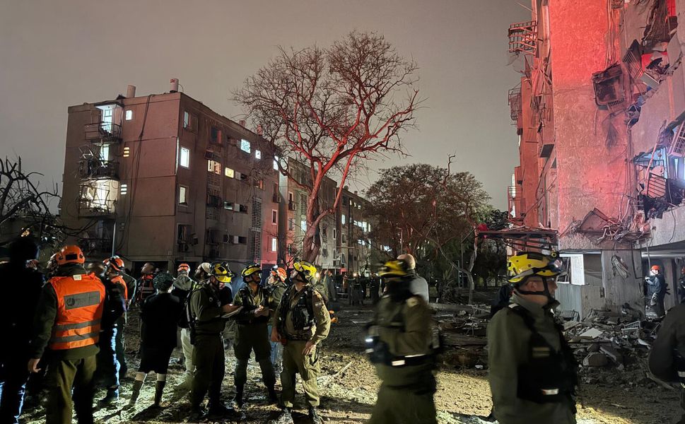 İran’ın Füzeleri İsrail’i Vurdu: Dimona ve Arad’da Can Kaybı ve Hasar