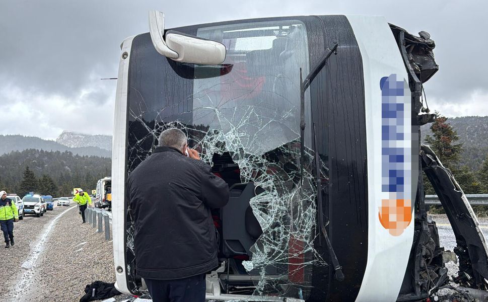 Konya-Antalya kara yolunda yolcu otobüsü devrildi