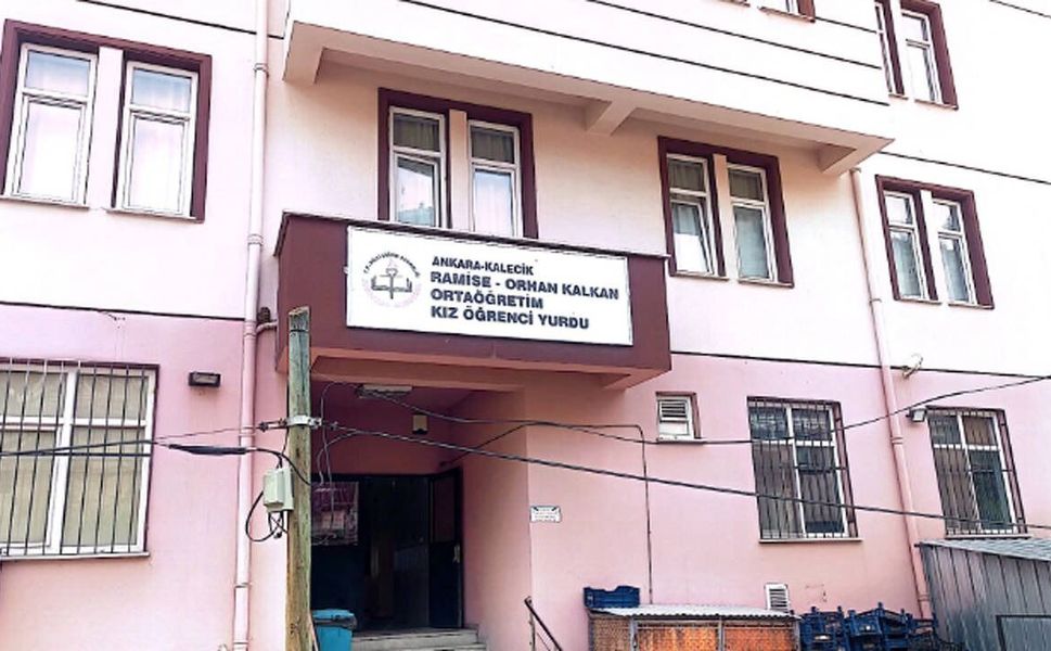 "Lüks Kız Yurdu Var Ama Öğrenciler Sokakta!"