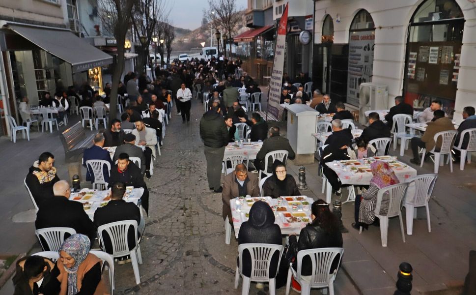 Lüks Otellerde Değil, Sokakta İftar Sofrası