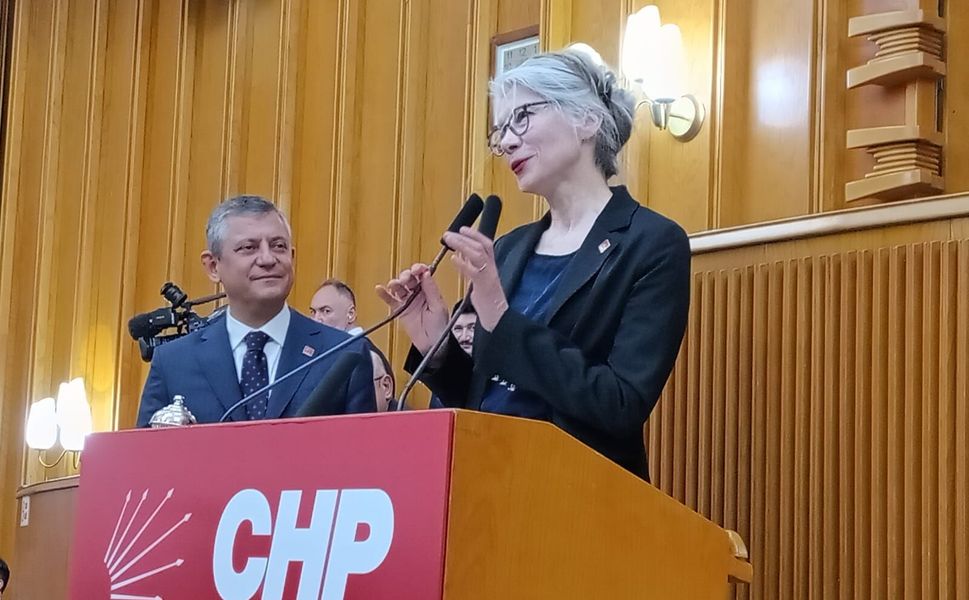 EMINE ÜLKER TARHAN CHP'YE DÖNDÜ